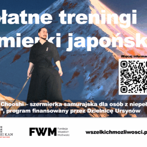 na pierwszym planie dumnie stojący samuraj z mieczem w dłoni. Ubrany jest w tradycyjny strój treningowy z logiem szkoły Kenseikan. na tle panorama wielkiej góry. Wszystko w świetle zachodu słońca. Pod spodem biała plansza z logiem Warszawskiej dzielnicy Ursynów z informacją o dofinansowaniu projektu, obok logo szkoły szermierki Kenseikan, następnie logo Fundacji Wszelkich Możliwości i na końcu adres strony fundacji.