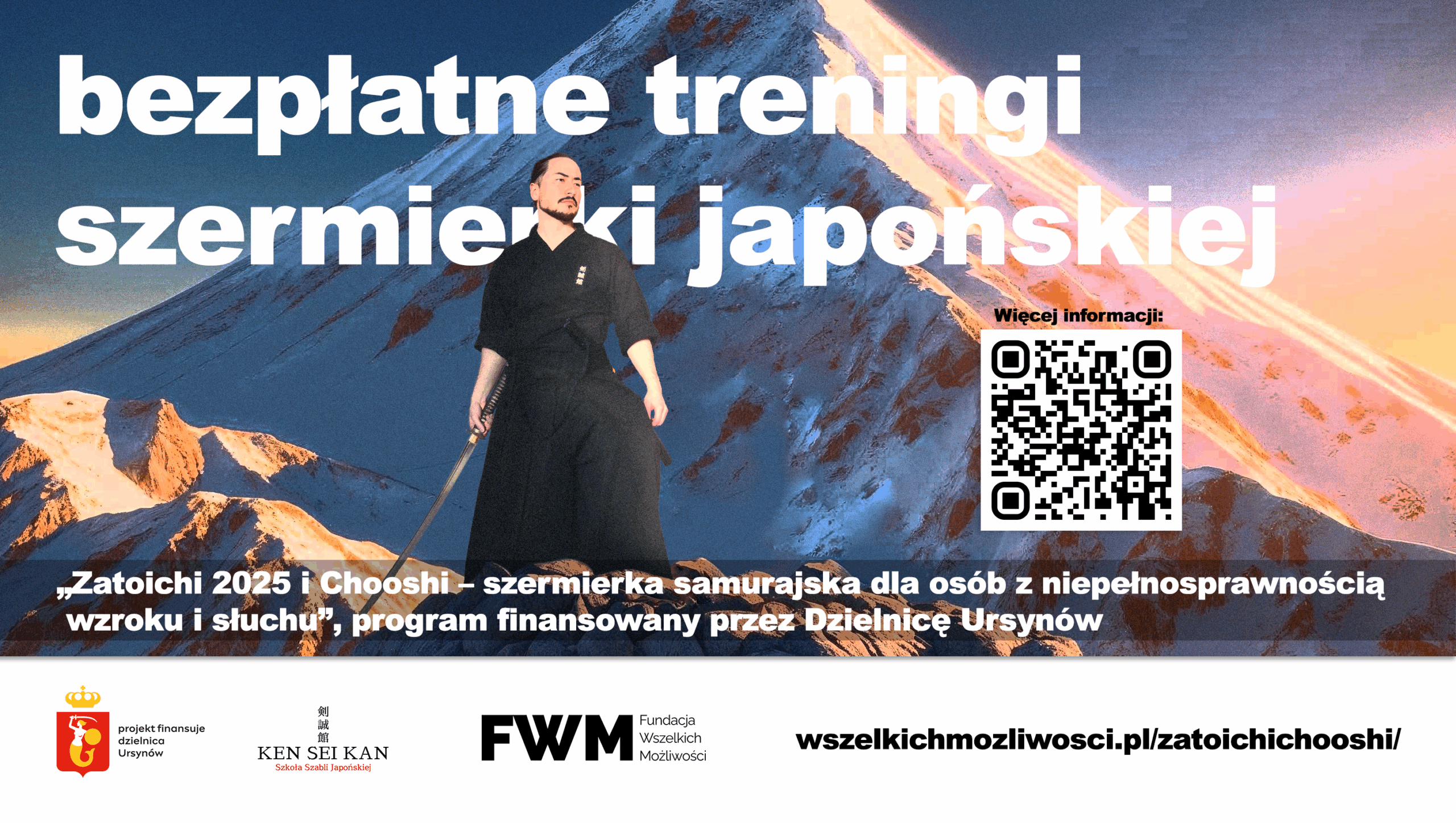 na pierwszym planie dumnie stojący samuraj z mieczem w dłoni. Ubrany jest w tradycyjny strój treningowy z logiem szkoły Kenseikan. na tle panorama wielkiej góry. Wszystko w świetle zachodu słońca. Pod spodem biała plansza z logiem Warszawskiej dzielnicy Ursynów z informacją o dofinansowaniu projektu, obok logo szkoły szermierki Kenseikan, następnie logo Fundacji Wszelkich Możliwości i na końcu adres strony fundacji.